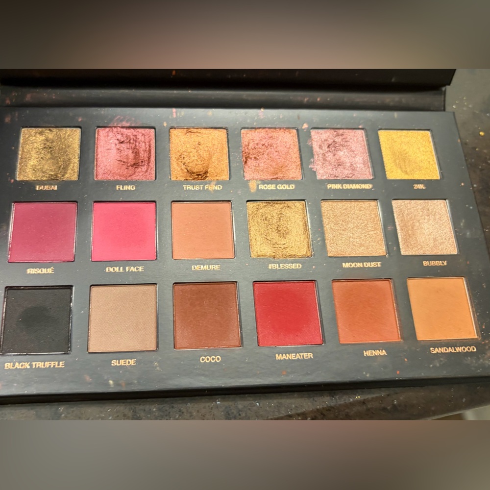 HUDA BEAUTY Rose Gold Remastered Eyeshadow Palette - Pink & Rose Gold Packaging - Picture 2 of 2